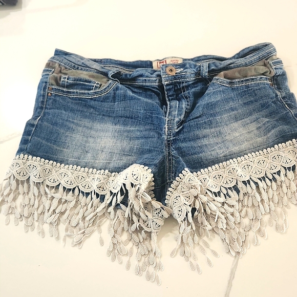 lei Pants - LEI Jean Shorts Size 11 Blue Stretch Denim Low Rise Camo with Crochet Fringe